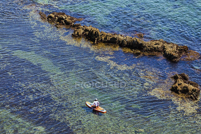 Vista aerea di donna paddleboarding in acque limpide della baia di Lukin — Foto stock
