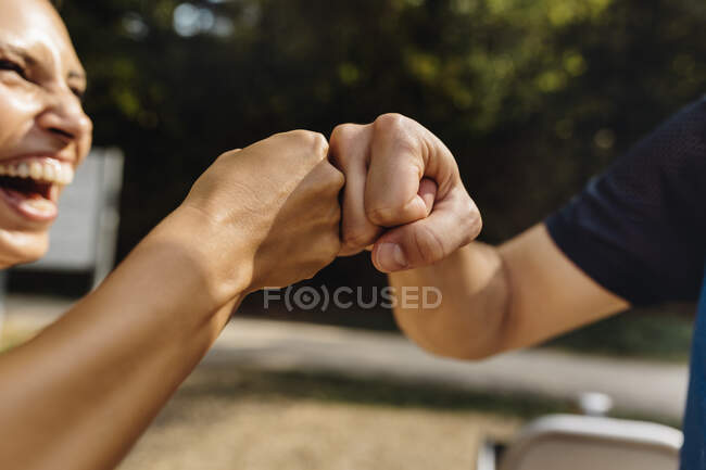 Homem e mulher rindo punho batendo em uma trilha de fitness — Fotografia de Stock
