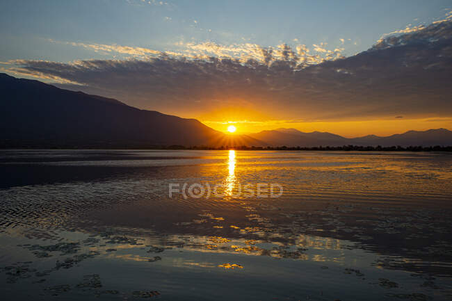 Lago Kerkini al amanecer, Macedonia, Grecia - foto de stock