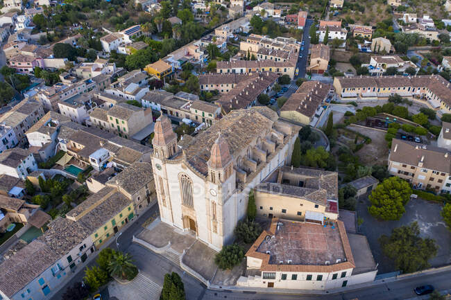 Espanha, Maiorca, Calvia, Helicóptero vista de Parroquia Igreja Sant Joan Baptista e edifícios circundantes — Fotografia de Stock