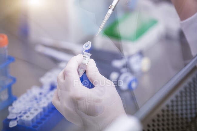 Scientist researching vaccine of novel coronavirus in laboratory — Stock Photo