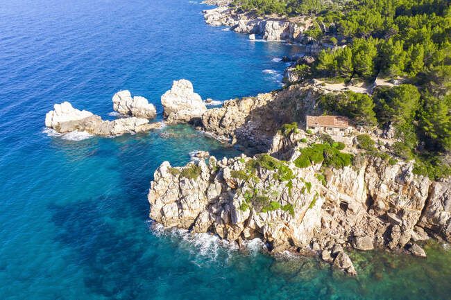 Spagna, Maiorca, Deia, Drone vista sulle scogliere costiere a Serra de Tramuntana — Foto stock