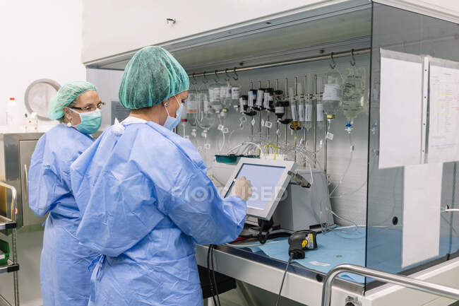 Dottoresse che lavorano con le gocce in laboratorio — Foto stock