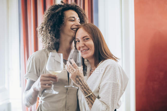 Glückliches Paar bei Wein auf Party zu Hause — Stockfoto