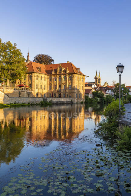 Alemania, Baviera, Bamberg, Villa Concordia reflejando en el río Regnitz - foto de stock