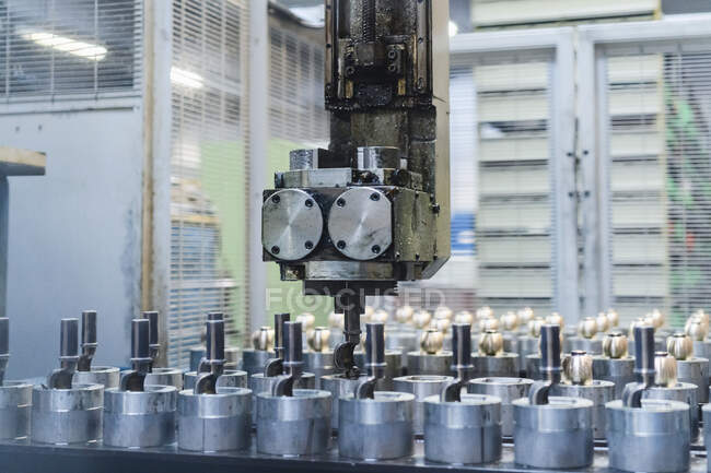 Роботизированная рука над конвейерной лентой на производственной линии на заводе — стоковое фото