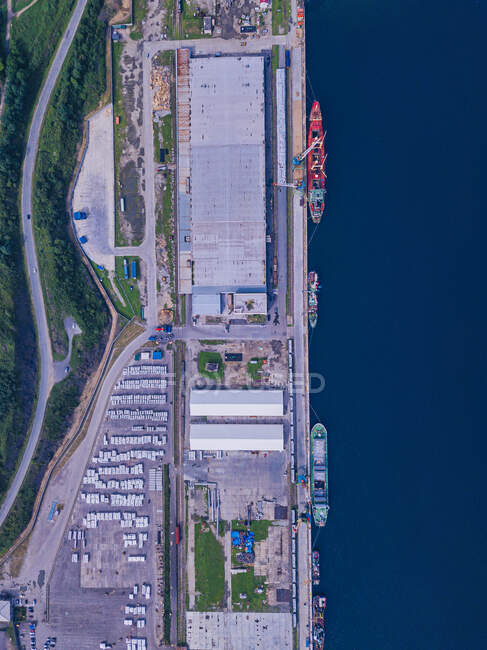 Rusia, Primorsky Krai, Zarubino, Vista aérea del muelle comercial - foto de stock