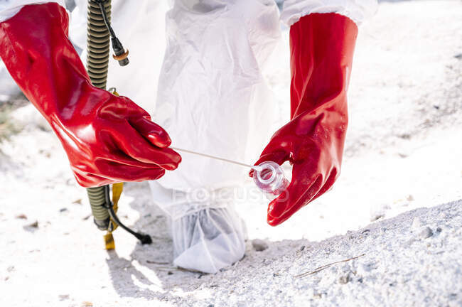 Nahaufnahme eines männlichen Astronauten beim Sammeln von Proben auf schneebedecktem Land — Stockfoto