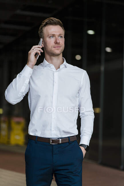 Homme d'affaires parlant sur le téléphone intelligent en ville — Photo de stock