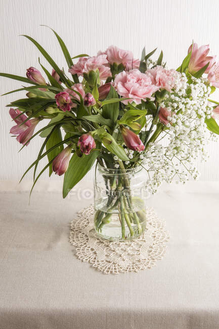 Vaso di fiori rosa in fiore — Foto stock