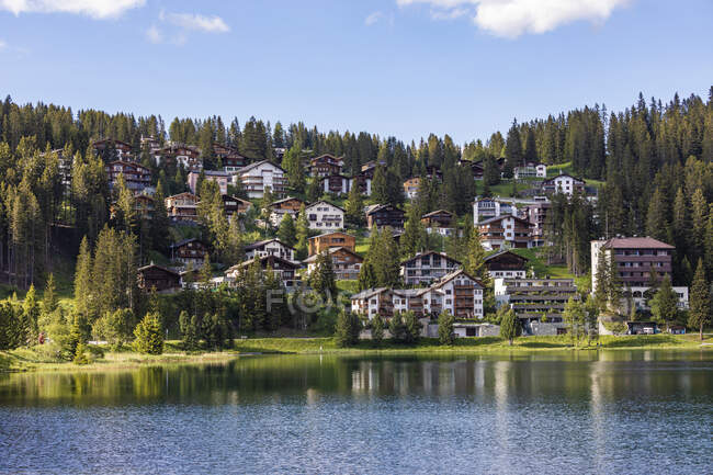 Suiza, Cantón de los Grisones, Arosa, Chalets a orillas del lago Obersee en verano - foto de stock