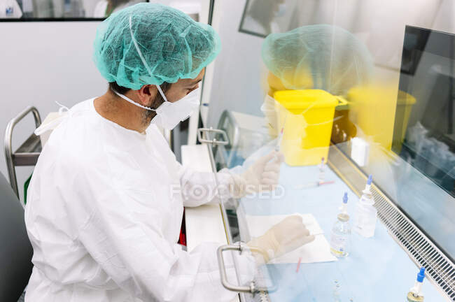 Farmacista maschio che produce medicinali alla scrivania in laboratorio — Foto stock