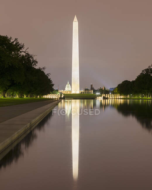 EUA, Washington DC, Washington Monumento refletindo em Lincoln Memorial Reflecting Pool à noite — Fotografia de Stock