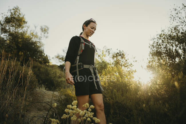 Mulher adulta média caminhando no caminho na Sierra De Hornachuelos, Córdoba, Espanha — Fotografia de Stock