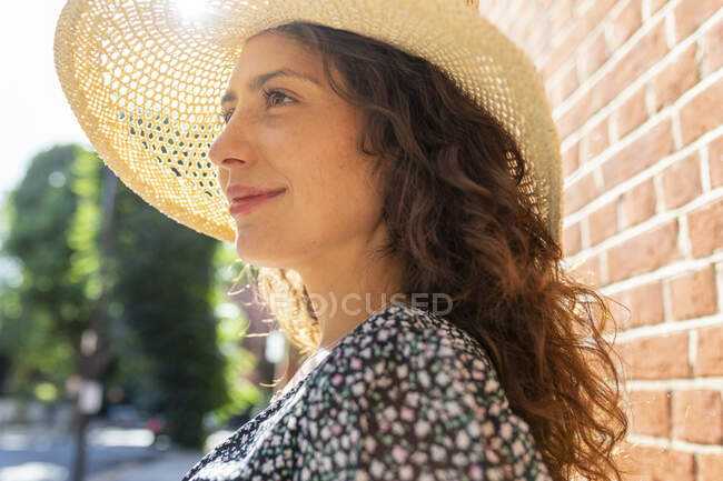 Close-up of thoughtful young woman wearing hat looking away — Foto stock