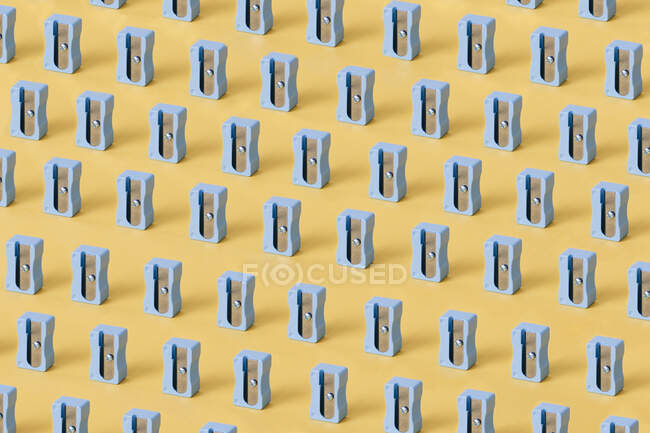 Sacapuntas azul sobre fondo amarillo - foto de stock