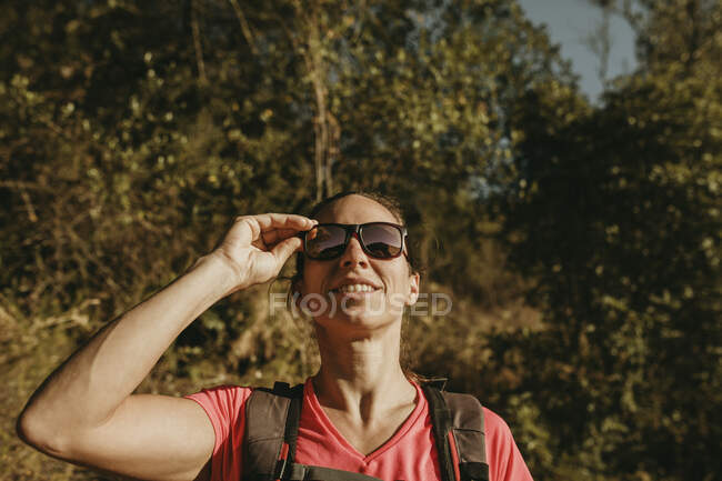 Femme portant des lunettes de soleil debout à Sierra De Hornachuelos, Cordoue, Espagne — Photo de stock