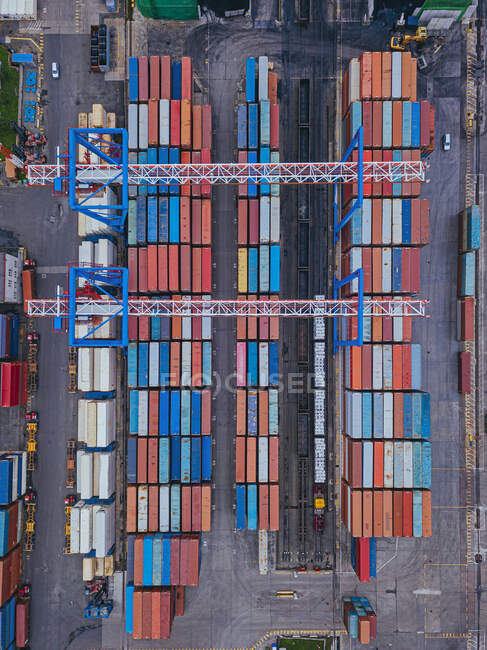 Russia, Primorsky Krai, Vladivostok, Veduta aerea dei container di carico in banchina commerciale — Foto stock