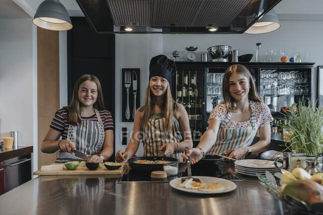 Fidanzate preparare il pranzo sano insieme, friggere le uova in cucina — Foto stock