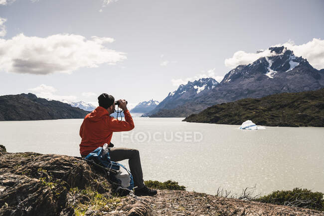 Homme regardant le glacier Grey avec jumelle au parc national Torres Del Paine, Patagonie, Chili, Amérique du Sud — Photo de stock