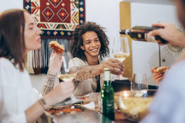 Щасливий чоловік насолоджується вечіркою з друзями вдома — стокове фото