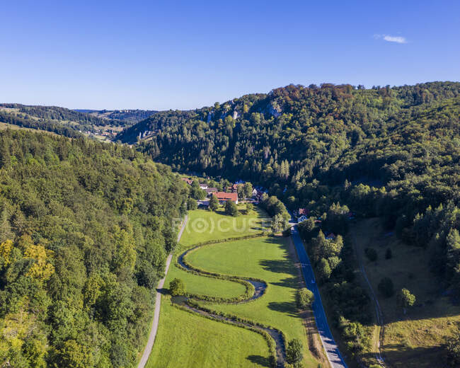 Vue aérienne de Grosse Lauter et du Jura souabe en été — Photo de stock
