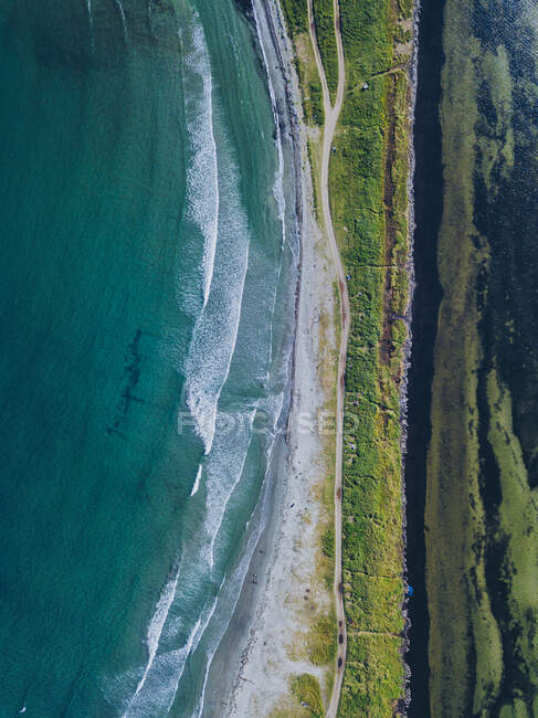 Vista aérea del istmo y el camino de tierra que se extiende a lo largo de la costa de la península de Krabbe - foto de stock