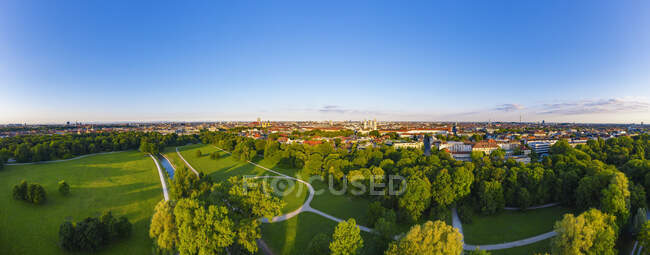 Німеччина, Баварія, Мюнхен, Повітряна панорама ясного неба над Англійським садом на світанку — стокове фото