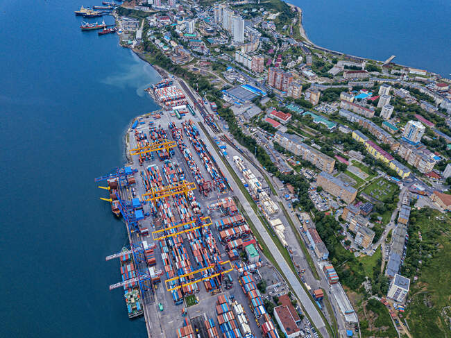 Russie, Territoire de Primorsky, Vladivostok, Vue aérienne du quai commercial sur la rive de la mer du Japon — Photo de stock