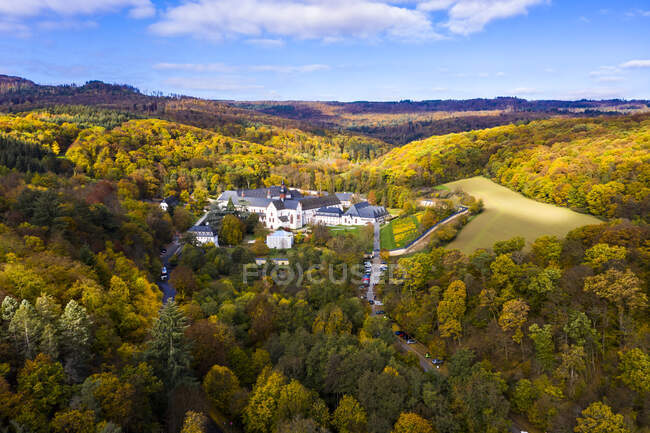 Eberbach Abbey surrounded with forests in Autumn — Stock Photo