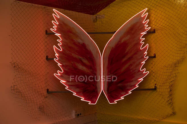 Ali al neon incandescenti rosse — Foto stock