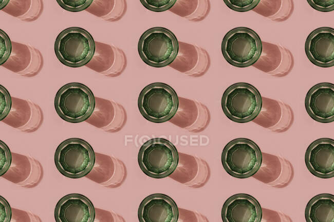 Patrón de vasos verdes de agua carbonatada - foto de stock