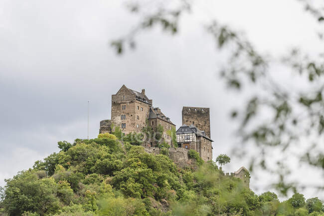 Deutschland, Nordrhein-Westfalen, Oberwesel, Schonburg auf einem Hügel in der Rheinschlucht — Stockfoto