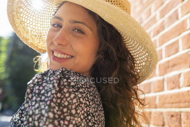 Close-up of smiling beautiful woman wearing hat - foto de stock