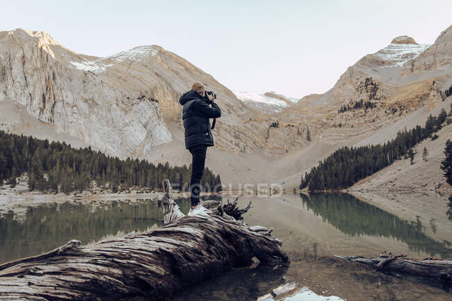 Захопливий фотограф фотографує гори на озері Ibon Del Plan Lake, Huesca, Spain — стокове фото