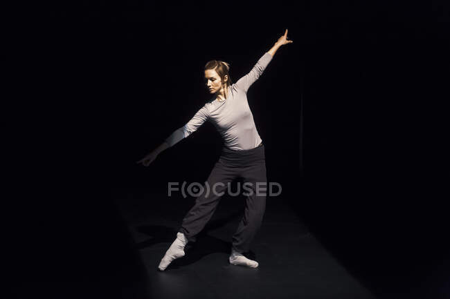 Репетиція жіночого балету на чорній сцені — стокове фото