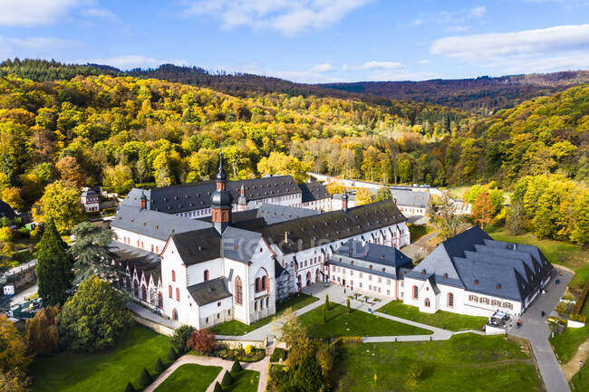 Abbazia di Eberbach circondata da boschi in autunno — Foto stock