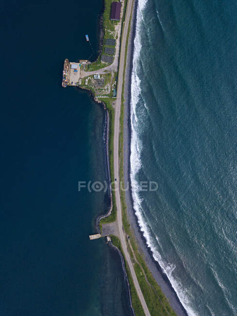 Rusia, Primorsky Krai, Zarubino, Vista aérea de la carretera costera que se extiende a lo largo de estrecha franja de tierra - foto de stock