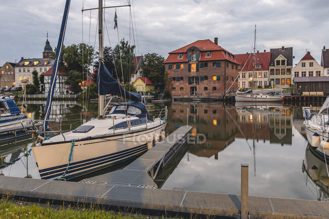 Німеччина, Шлезвіг-Гольштейн, Глюкштадт, яхти пришвартовані в гавані річкового міста — стокове фото