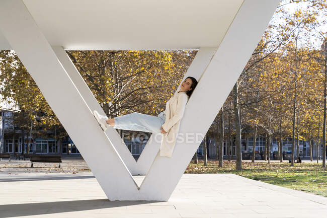 Imprenditrice donna rilassante su colonna nel parco — Foto stock