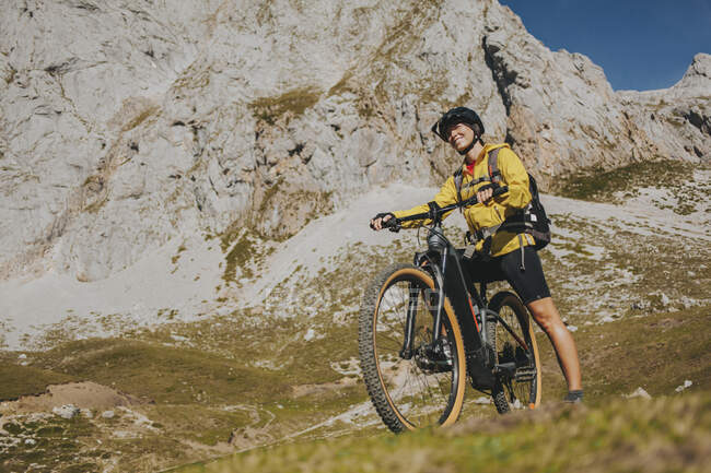 В солнечный день в национальном парке Пикос-де-Европа в испанском Кантоне женщина каталась на горном велосипеде — стоковое фото