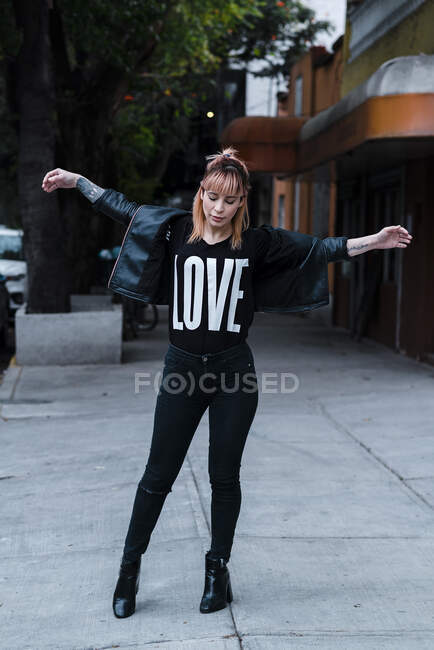 Woman dancing in Mexico City — Stock Photo