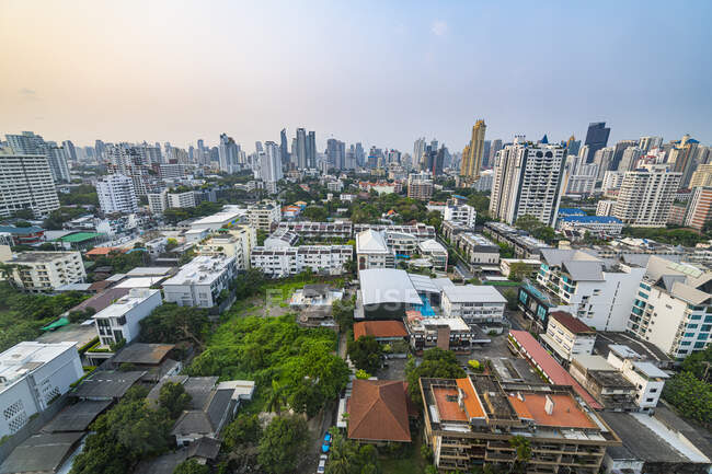 Thailand, Bangkok, Luftaufnahme eines Wohnviertels mit Wolkenkratzern im Hintergrund — Stockfoto
