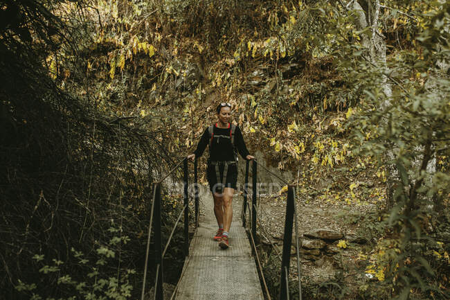 Trekker caminhando na ponte em Sierra De Hornachuelos, Córdoba, Espanha — Fotografia de Stock