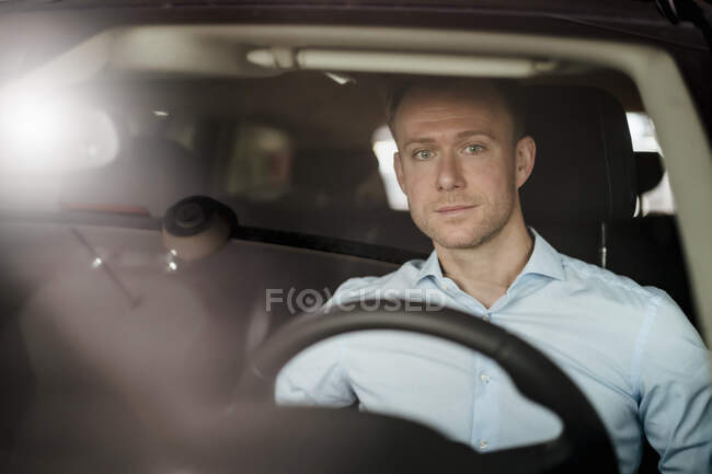 Чоловік-підприємець сидить в машині — стокове фото