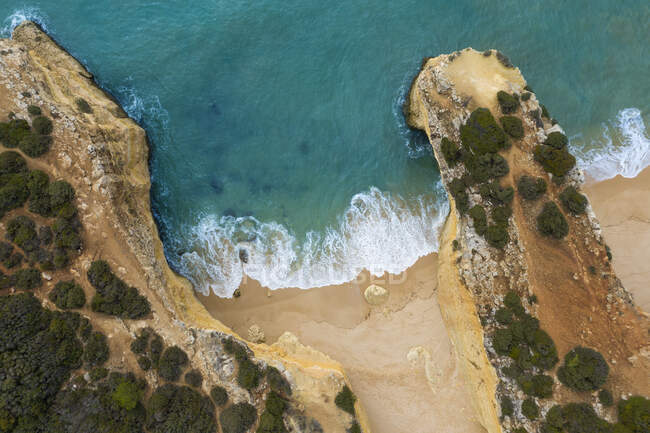 Португалия, Алгарве, Лагоа, вид с дрона на скалы и пляж Фелия-да-Мальяда-ду-Бараку — стоковое фото