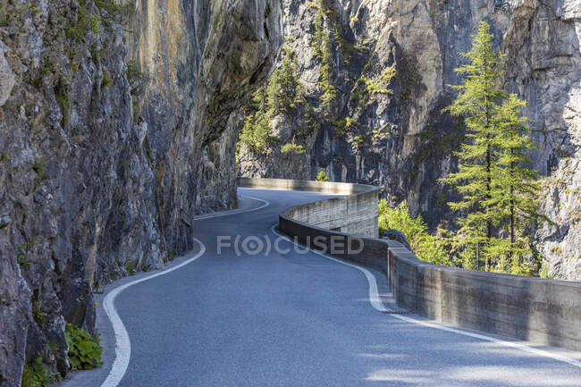 Suiza, Cantón de los Grisones, sinuoso camino de paso de Albula - foto de stock