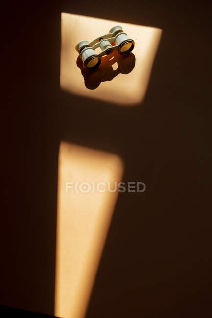 Jumelles sur sol avec lumière du soleil — Photo de stock