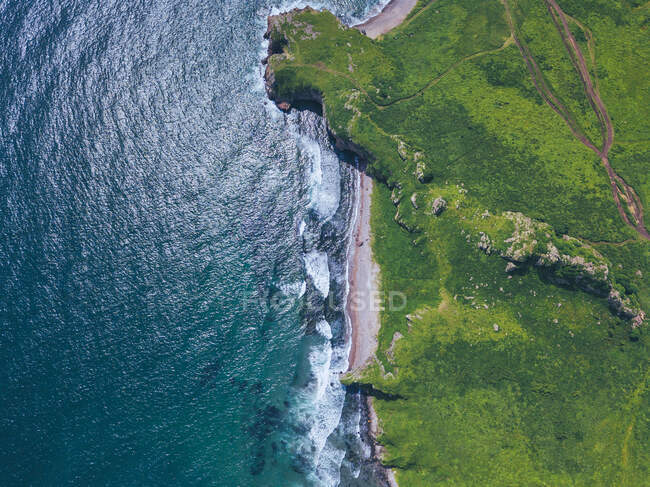 Veduta aerea delle verdi scogliere costiere della penisola di Krabbe — Foto stock