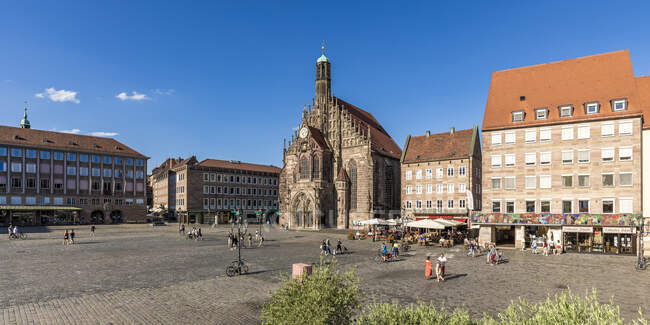 Німеччина, Баварія, Нюрнберг, панорамний вид ринкової площі перед Фрауенкірче — стокове фото